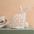 Sculpture de lapin blanc dans un décor pastel