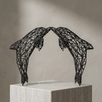 Sculpture de dauphins noirs en ambiance galerie