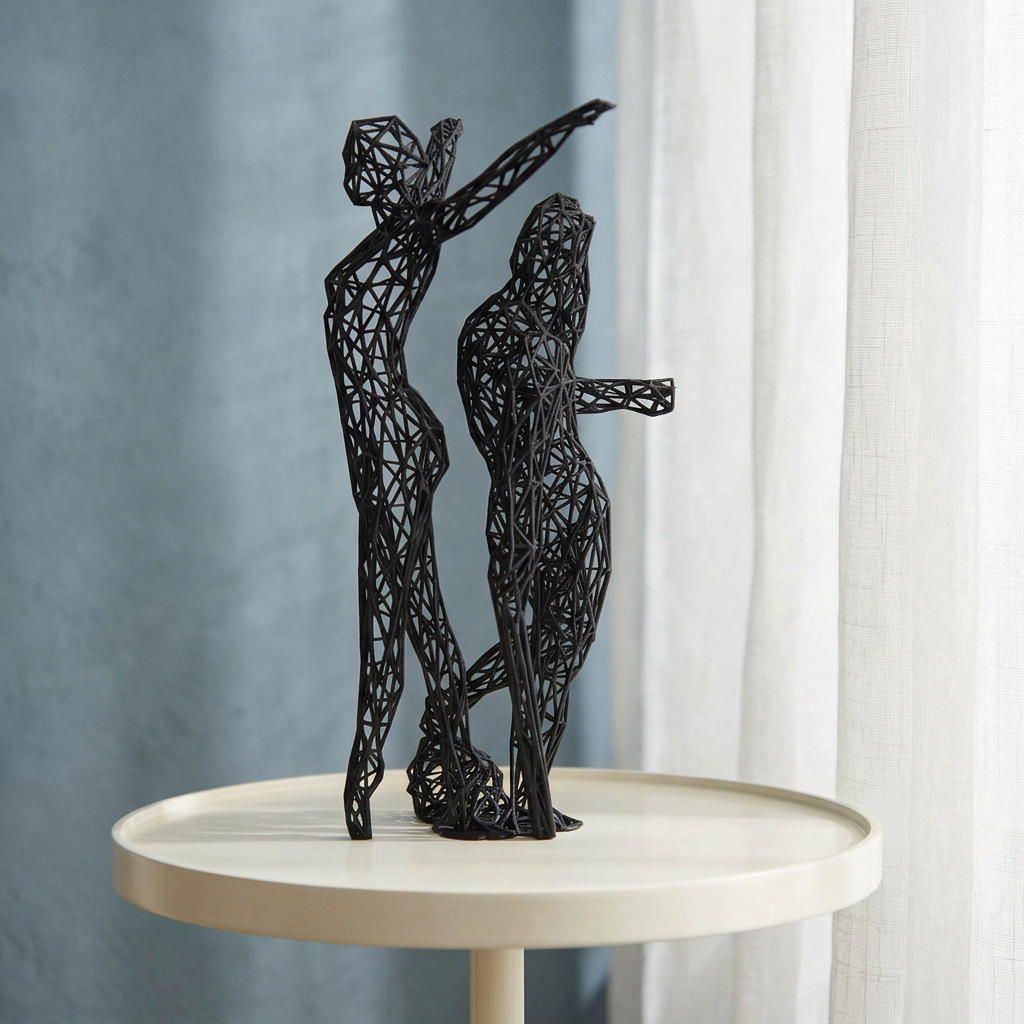 Sculpture Gémeaux noire près de rideaux de lin