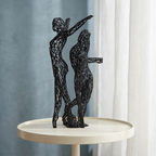 Sculpture Gémeaux noire près de rideaux de lin