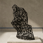 Sculpture Le Penseur noire dans une ambiance galerie
