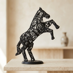 Sculpture de cheval noir sur console en travertin