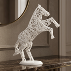Sculpture de cheval blanc sur console en marbre brun