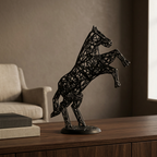 Sculpture de cheval noir dans un salon raffiné