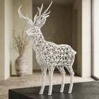 Sculpture de cerf blanc sur pierre sombre