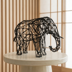 Sculpture d’éléphant noir dans un intérieur aux panneaux de bois clair