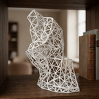Sculpture Le Penseur blanche dans une bibliothèque