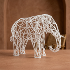 Sculpture d’éléphant blanc dans une ambiance terre cuite
