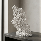 Sculpture Le Penseur blanche sur pierre sombre