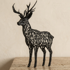Sculpture de cerf noir sur travertin