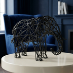 Sculpture d’éléphant noir dans un salon bleu profond