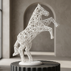 Sculpture de cheval blanc sur socle en pierre sombre