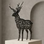 Sculpture de cerf noir dans une ambiance galerie
